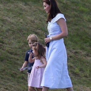 La duchesse Catherine de Cambridge (Kate Middleton) avec ses enfants le prince George et la princesse Charlotte au Beaufort Polo Club à Tetbury le 10 juin 2018 lors d'un tournoi de polo caritatif.