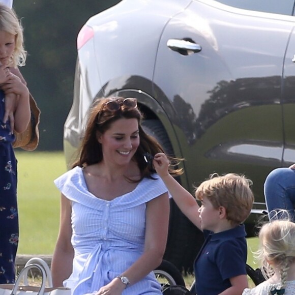 La duchesse Catherine de Cambridge (Kate Middleton) avec ses enfants le prince George et la princesse Charlotte au Beaufort Polo Club à Tetbury le 10 juin 2018 lors d'un tournoi de polo caritatif.