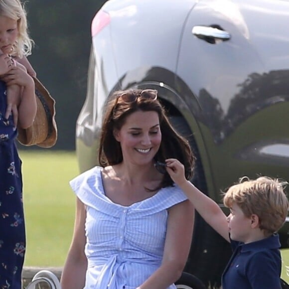 La duchesse Catherine de Cambridge (Kate Middleton) avec ses enfants le prince George et la princesse Charlotte au Beaufort Polo Club à Tetbury le 10 juin 2018 lors d'un tournoi de polo caritatif.