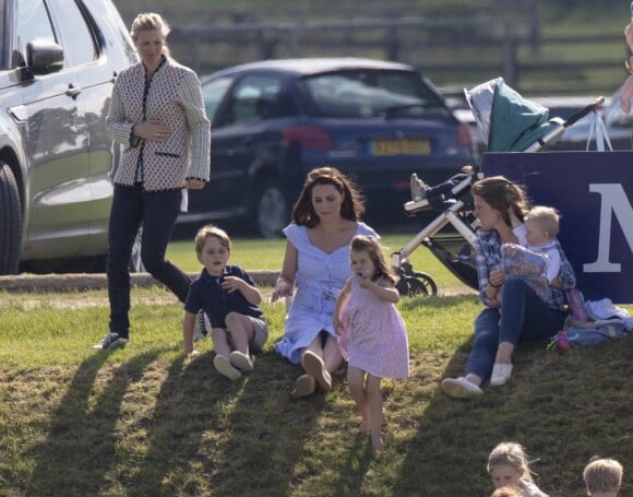 Catherine Kate Middleton, duchesse de Cambridge, le prince George, la princesse Charlotte, pieds nus, lors d'un match de polo caritatif au Beaufort Polo Club à Tetbury le 10 juin 2018. Le Maserati Royal Charity Polo Trophy est destiné à recueillir des fonds pour deux organismes de bienfaisance, "The Royal Marsden" et "Centrepoint".  Tetbury, UNITED KINGDOM - British royal P.William, The Duke of Cambridge, takes part in the Maserati Royal Charity Polo Trophy at Beaufort Polo Club in Gloucestershire. The charity match will help raise funds and awareness for two charities, The Royal Marsden, which The Duke supports as President, and Centrepoint, of which His Royal Highness is Patron. The match, which sees the Maserati team take on the Dhamani 1969 side, is part of the Gloucestershire Festival of Polo, hosted by Beaufort Polo Club from 9th-10th June. This match is part of a series of charitable polo matches that The Duke and P.Harry will play in this summer.10/06/2018 - Tetbury