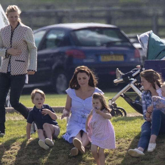 Catherine Kate Middleton, duchesse de Cambridge, le prince George, la princesse Charlotte, pieds nus, lors d'un match de polo caritatif au Beaufort Polo Club à Tetbury le 10 juin 2018. Le Maserati Royal Charity Polo Trophy est destiné à recueillir des fonds pour deux organismes de bienfaisance, "The Royal Marsden" et "Centrepoint".  Tetbury, UNITED KINGDOM - British royal P.William, The Duke of Cambridge, takes part in the Maserati Royal Charity Polo Trophy at Beaufort Polo Club in Gloucestershire. The charity match will help raise funds and awareness for two charities, The Royal Marsden, which The Duke supports as President, and Centrepoint, of which His Royal Highness is Patron. The match, which sees the Maserati team take on the Dhamani 1969 side, is part of the Gloucestershire Festival of Polo, hosted by Beaufort Polo Club from 9th-10th June. This match is part of a series of charitable polo matches that The Duke and P.Harry will play in this summer.10/06/2018 - Tetbury