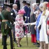 Le prince Andrew, duc d'York - La reine Elisabeth II d'Angleterre salue les invités lors de la garden party au palais de Holyroodhouse à Edimbourg le 4 juillet 2018.  Queen Elizabeth II speaks to guests as she hosts a garden party at the Palace of Holyroodhouse in Edinburgh.04/07/2018 - Edimbourg