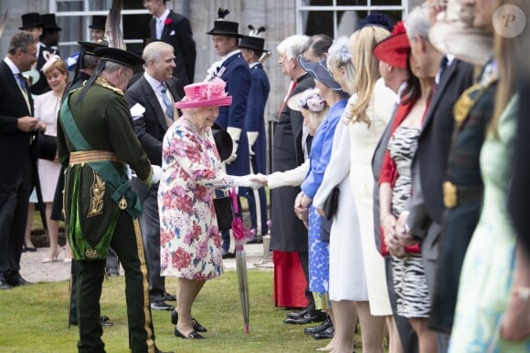Le prince Andrew, duc d'York - La reine Elisabeth II d'Angleterre salue les invités lors de la garden party au palais de Holyroodhouse à Edimbourg le 4 juillet 2018.  Queen Elizabeth II speaks to guests as she hosts a garden party at the Palace of Holyroodhouse in Edinburgh.04/07/2018 - Edimbourg