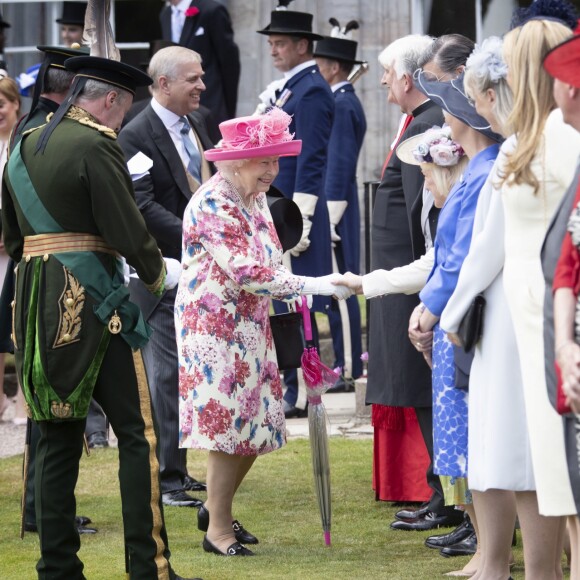 Le prince Andrew, duc d'York - La reine Elisabeth II d'Angleterre salue les invités lors de la garden party au palais de Holyroodhouse à Edimbourg le 4 juillet 2018.  Queen Elizabeth II speaks to guests as she hosts a garden party at the Palace of Holyroodhouse in Edinburgh.04/07/2018 - Edimbourg