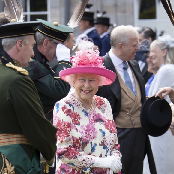 La reine Elizabeth II d'Angleterre lors de la garden party au palais de Holyroodhouse à Edimbourg le 4 juillet 2018.