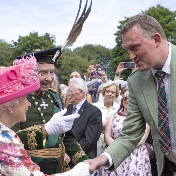 La reine Elizabeth II d'Angleterre lors de la garden party au palais de Holyroodhouse à Edimbourg le 4 juillet 2018.