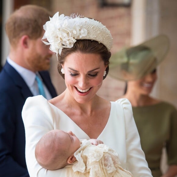 La duchesse Catherine de Cambridge (Kate Middleton), en robe Alexander McQueen, et le prince William ont fait baptiser leur fils le prince Louis de Cambridge le 9 juillet 2018 en la chapelle royale du palais St James, à Londres.