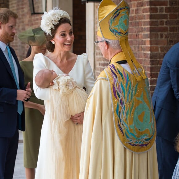 La duchesse Catherine de Cambridge, en robe Alexander McQueen, et le prince William ont fait baptiser leur fils le prince Louis de Cambridge le 9 juillet 2018 en la chapelle royale du palais St James, à Londres.