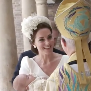 La duchesse Catherine de Cambridge (Kate Middleton) et le prince William ont fait baptiser leur fils le prince Louis de Cambridge le 9 juillet 2018 en la chapelle royale du palais St James, à Londres. Instagram Kensington Royal.