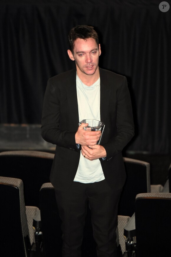 Exclusif - Jonathan Rhys Meyers très ému lorsqu'il reçoit son prix pour le film 'Damascus Cove’ lors du Festival du Film à New York. Le 30 septembre 2017
