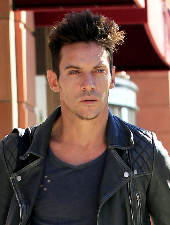 Jonathan Rhys-Meyers et sa fiancée Mara Lane main dans la main à Beverly Hills le 2 décembre 2015.