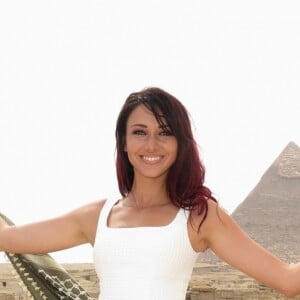 Exclusif - Delphine Wespiser (robe Christophe Guillarmé - joaillerie Neuhaus - escarpins Carmen Steffens) pose devant les pyramides des pharaons Khéops, Khéphren et Mykérinos à Gizeh au Caire en Egypte - Delphine Wespiser (Miss France 2012) était en Égypte au Caire afin de présenter la nouvelle collection du créateur Christophe Guillarmé lors d'un défilé à l'hôtel Hilton Ramsès le 26 avril 2018.