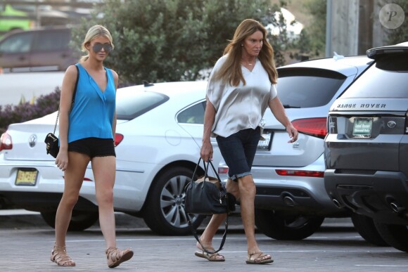 Caitlyn Jenner et sa compagne Sofia Hutchins quittent le restaurant Kristy's Malibu à Los Angeles, le 6 juillet 2018.