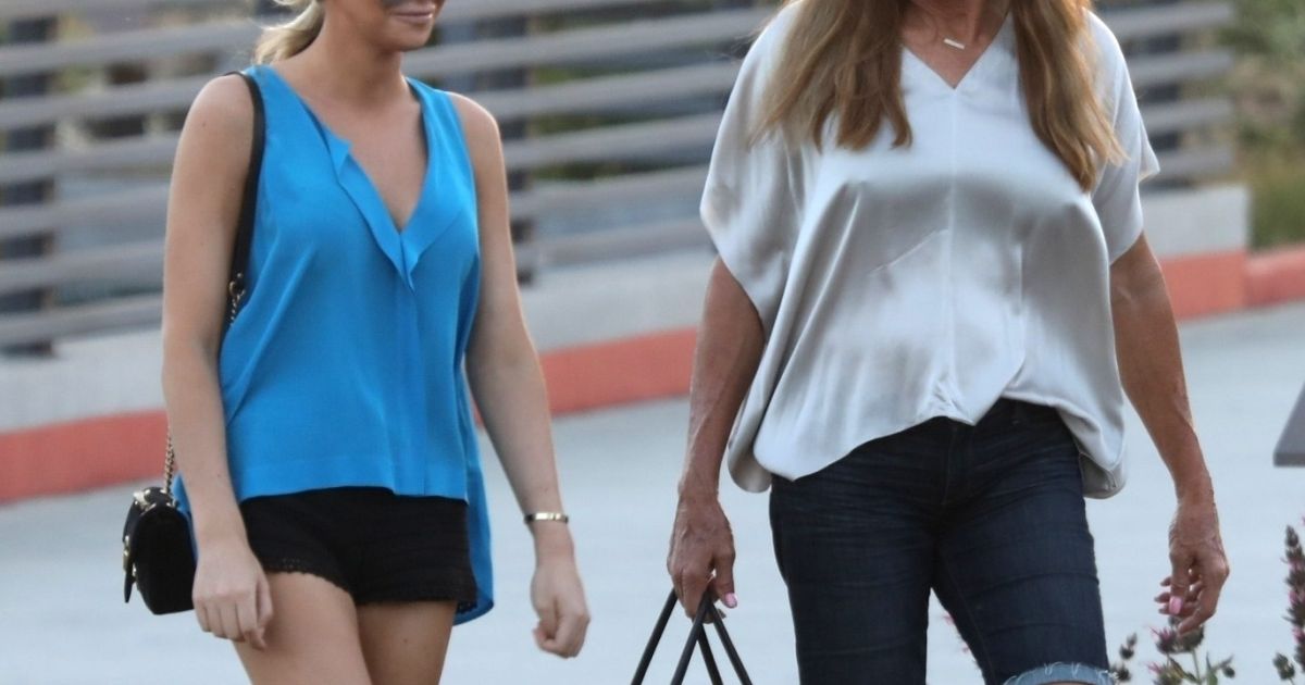 Caitlyn Jenner Et Sa Compagne Sofia Hutchins Quittent Le Restaurant Kristys Malibu à Los