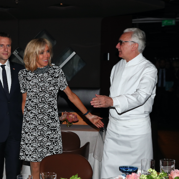 Le président Emmanuel Macron et sa femme Brigitte Macron avec le couple présidentiel américain, Donald et Melania Trump, au restaurant Jules Verne à la Tour Eiffel le 13 juillet 2017, salués par le chef Alain Ducasse, maître des lieux. © Sebastien Valiela/Dominique Jacovides/Bestimage