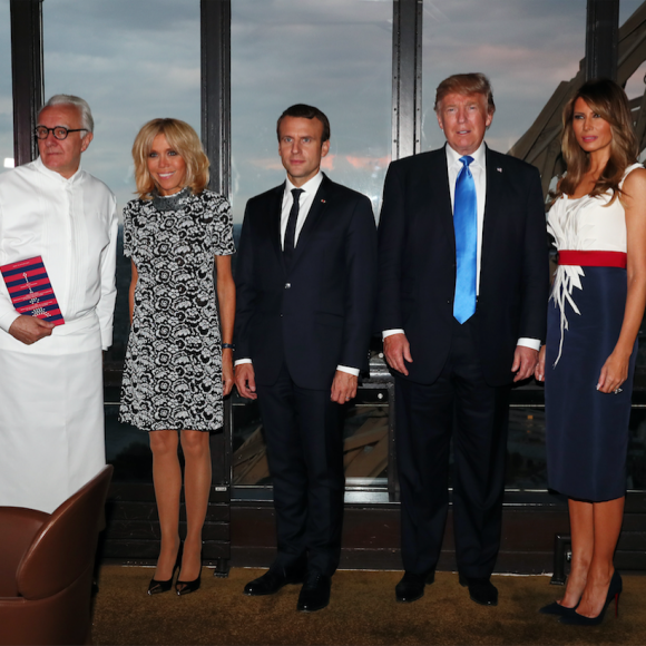 Le président Emmanuel Macron et sa femme Brigitte Macron avec le couple présidentiel américain, Donald et Melania Trump, au restaurant Jules Verne à la Tour Eiffel le 13 juillet 2017, salués par le chef Alain Ducasse, maître des lieux. © Dominique Jacovides/Sebastien Valiela/Bestimage