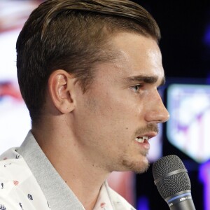 L'attaquant de l'équipe de France de football, Antoine Griezmann signe dans le club de l'Atletico Madrid en Espagne le 21 juillet 2014.