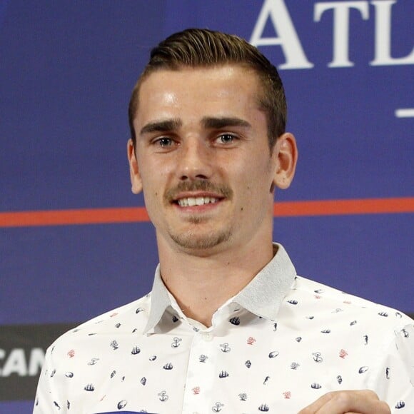 L'attaquant de l'équipe de France de football, Antoine Griezmann signe dans le club de l'Atletico Madrid en Espagne le 21 juillet 2014.