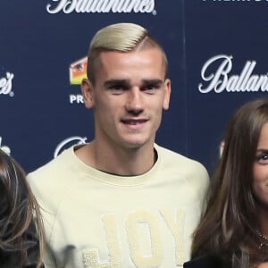 Antoine Griezmann et sa compagne Erika Choperena - Photocall de la soirée 40 Principales Music Awards à Madrid le 12 décembre 2014