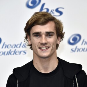 Antoine Griezmann est le nouvel ambassadeur de la marque H&S lors d'une présentation à Madrid, 6 avril 2017.