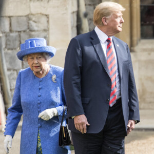 La reine Elizabeth II recevait le président Donald Trump et sa femme Melania au château de Windsor le 13 juillet 2018 et a été obligé de contourner le président américain qui s'était stoppé net devant elle après lui avoir brûlé la politesse.