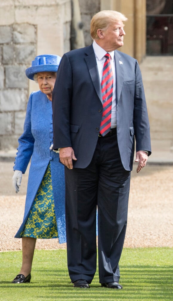 La reine Elizabeth II recevait le président Donald Trump et sa femme Melania au château de Windsor le 13 juillet 2018 et a été obligé de contourner le président américain qui s'était stoppé net devant elle après lui avoir brûlé la politesse.