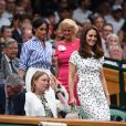 La duchesse Catherine de Cambridge (Kate Middleton) et la duchesse Meghan de Sussex (Meghan Markle) dans la royal box à Wimbledon le 14 juillet 2018.