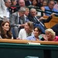 La duchesse Catherine de Cambridge (Kate Middleton) et la duchesse Meghan de Sussex (Meghan Markle) dans la royal box à Wimbledon le 14 juillet 2018.
