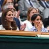 La duchesse Catherine de Cambridge (Kate Middleton) et la duchesse Meghan de Sussex (Meghan Markle) dans la royal box à Wimbledon le 14 juillet 2018.