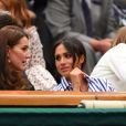 La duchesse Catherine de Cambridge (Kate Middleton) et la duchesse Meghan de Sussex (Meghan Markle) dans la royal box à Wimbledon le 14 juillet 2018.