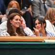 La duchesse Catherine de Cambridge (Kate Middleton) et la duchesse Meghan de Sussex (Meghan Markle) dans la royal box à Wimbledon le 14 juillet 2018.