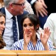 La duchesse Catherine de Cambridge (Kate Middleton) et la duchesse Meghan de Sussex (Meghan Markle) complices dans la royal box à Wimbledon le 14 juillet 2018.