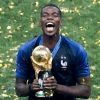 Paul Pogba, avec la photo de son père décédé - L'équipe de France sur la pelouse du stade Loujniki après leur victoire sur la Croatie (4-2) en finale de la Coupe du Monde 2018 (FIFA World Cup Russia2018), le 15 juillet 2018.