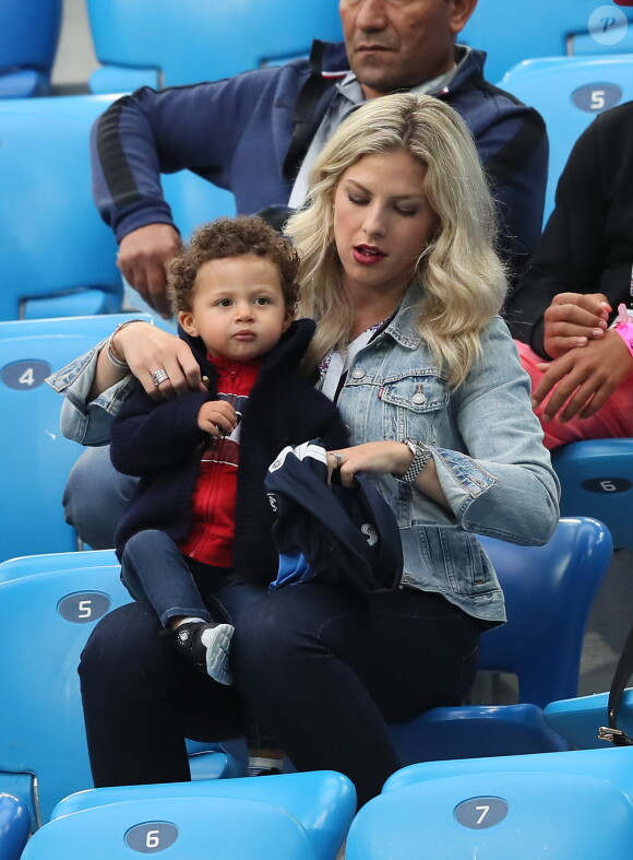 La femme de R. Varane, Camille Tytgat et son fils Ruben - Célébrités dans les tribunes lors de la demi-finale de la coupe du monde opposant la France à la Belgique à Saint-Pétersbourg le 10 juillet 2018 © Cyril Moreau/Bestimage