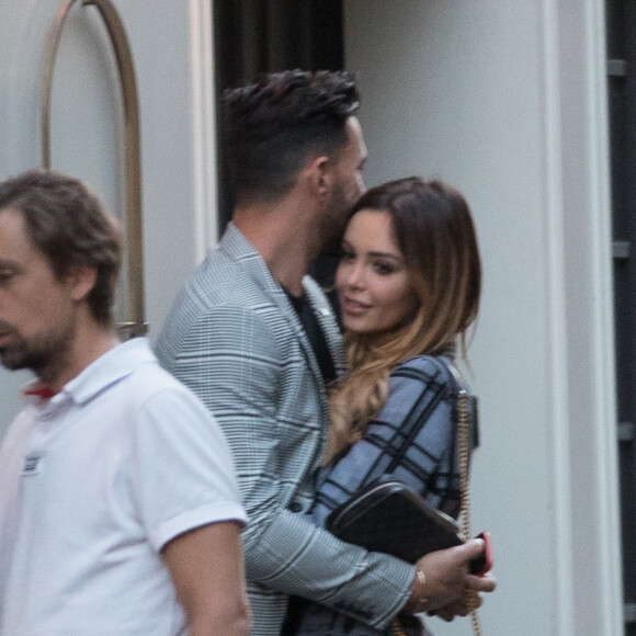 Exclusif - Nabilla Benattia et son compagnon Thomas Vergara vont déjeuner dans le restaurant l'Alcazar à Paris le 19 juin 2018.