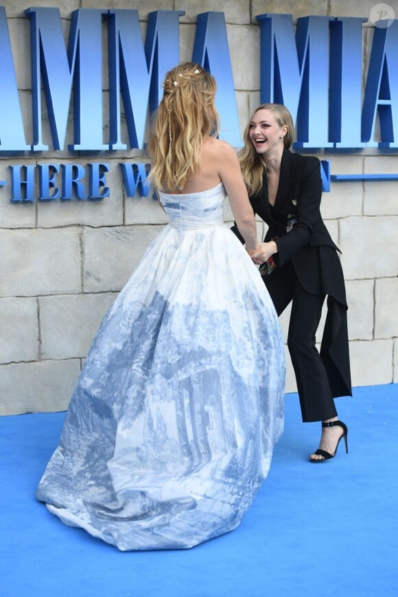Photo Lily James Et Amanda Seyfried L Avant Premi Re De Mamma Mia Here We Go Again Au