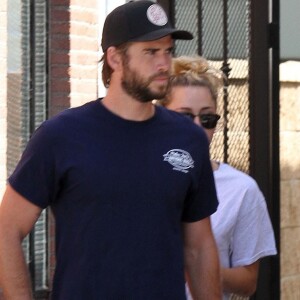 Miley Cyrus et son compagnon Liam Hemsworth prennent une boisson chez Alfred à Studio City le 20 juin 2018