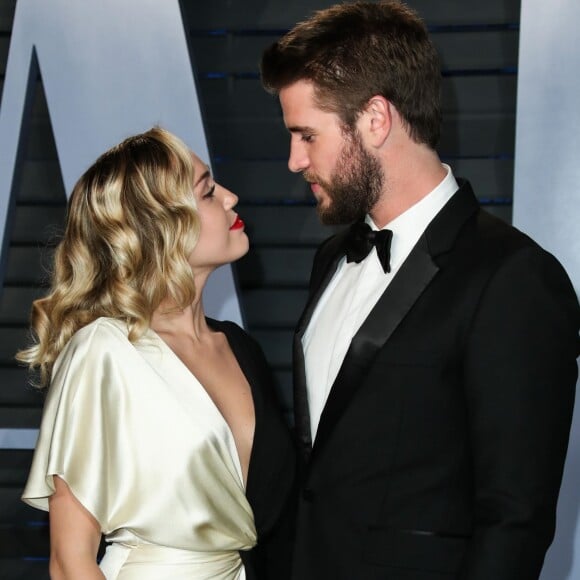 Miley Cyrus et son compagnon Liam Hemsworth à la soirée Vanity Fair Oscar au Wallis Annenberg Center à Beverly Hills, le 4 mars 2018