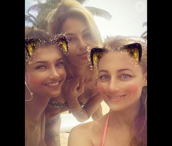 Jennyfer sur le tournage de "La Villa des coeurs brisés 4" avec Cloé et Melanie Dedigama - Instagram, mars 2018