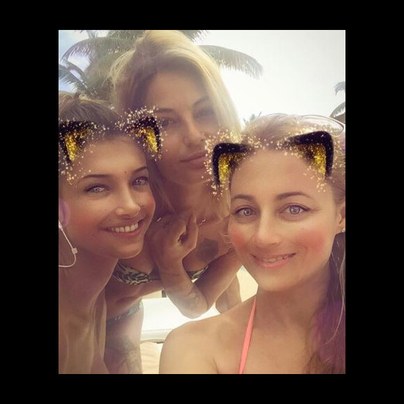 Jennyfer sur le tournage de "La Villa des coeurs brisés 4" avec Cloé et Melanie Dedigama - Instagram, mars 2018