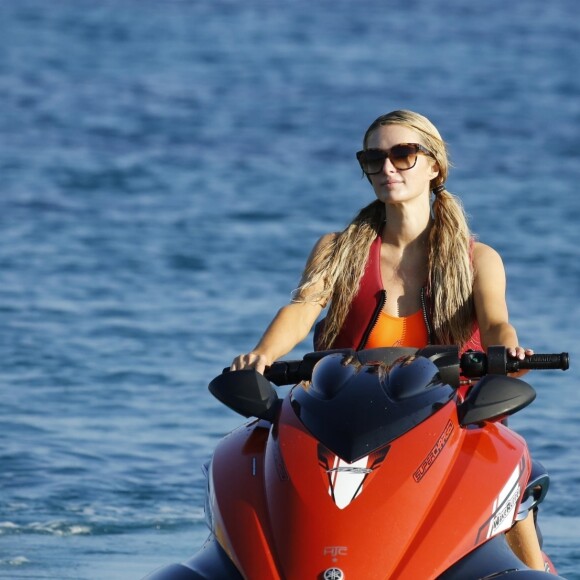Paris Hilton et son compagnon Chris Zylka font du jet ski au large de Mykonos en Grèce, le 10 juillet 2018.