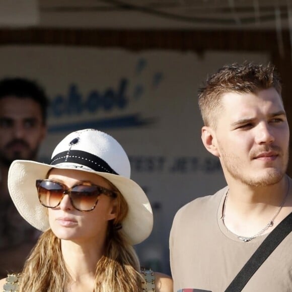 Paris Hilton et son compagnon Chris Zylka font du jet ski au large de Mykonos en Grèce, le 10 juillet 2018.