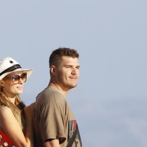 Paris Hilton et son compagnon Chris Zylka font du jet ski au large de Mykonos en Grèce, le 10 juillet 2018.