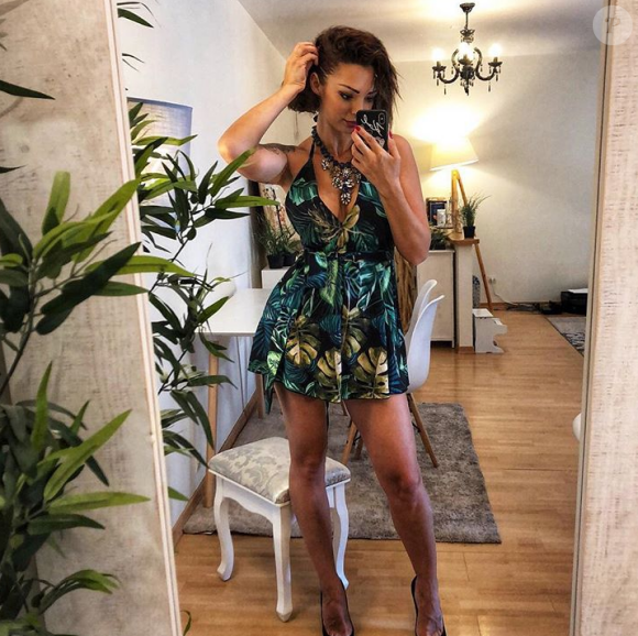 Emilie Nef Naf sexy en petite robe - Instagram, 8 juillet 2018