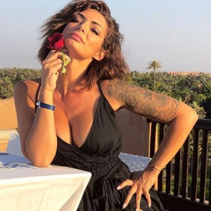 Emilie Nef Naf en robe sexy - Instagram, 27 juin 2018