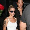 Halsey et son compagnon G-Eazy sont allés faire la fête au Warwick à Los Angeles, le 11 avril 2018  Halsey flips the bird as she leaves the Warwick with boyfriend G-Eazy. The pair keep close after a night out partying after his tour leg in Hawaii. 11th april 201811/04/2018 - Los Angeles