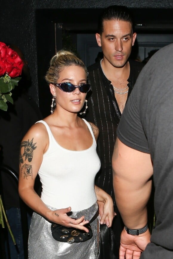 Halsey et son compagnon G-Eazy sont allés faire la fête au Warwick à Los Angeles, le 11 avril 2018  Halsey flips the bird as she leaves the Warwick with boyfriend G-Eazy. The pair keep close after a night out partying after his tour leg in Hawaii. 11th april 201811/04/2018 - Los Angeles