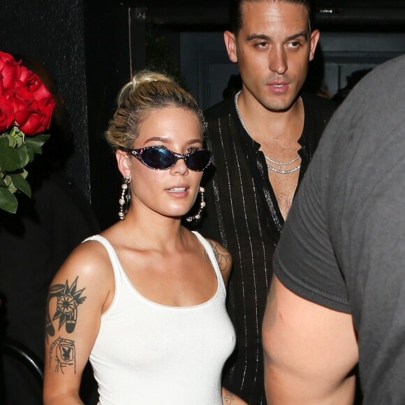 Halsey et son compagnon G-Eazy sont allés faire la fête au Warwick à Los Angeles, le 11 avril 2018  Halsey flips the bird as she leaves the Warwick with boyfriend G-Eazy. The pair keep close after a night out partying after his tour leg in Hawaii. 11th april 201811/04/2018 - Los Angeles