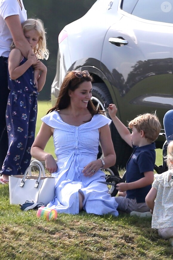 Le prince George de Cambridge avec sa mère la duchesse Catherine et sa soeur la princesse Charlotte le 10 juin 2018 au polo club de Beaufort à Tetbury.
