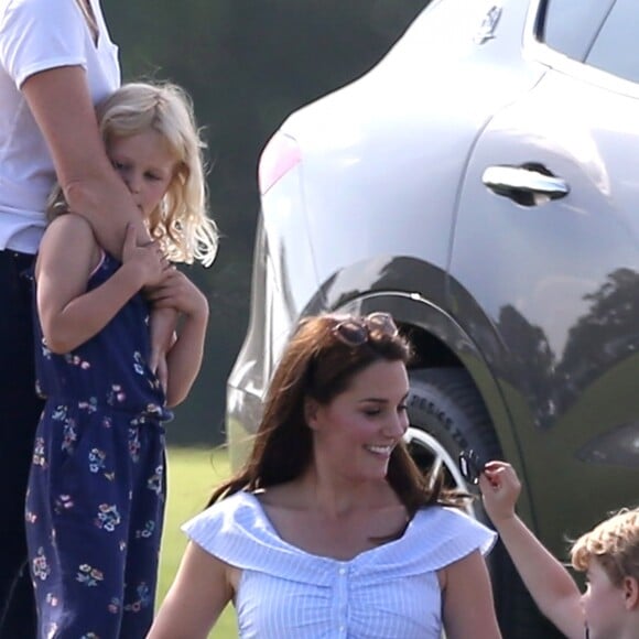 Le prince George de Cambridge avec sa mère la duchesse Catherine et sa soeur la princesse Charlotte le 10 juin 2018 au polo club de Beaufort à Tetbury.